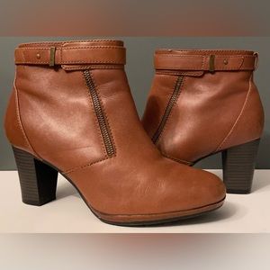 Clarks Women's Brown Kalea Gillian Boot size 9
